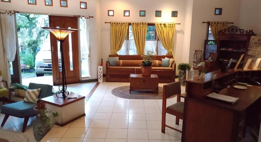 Rumah Asri Bed & Breakfast Hotel in Parongpong