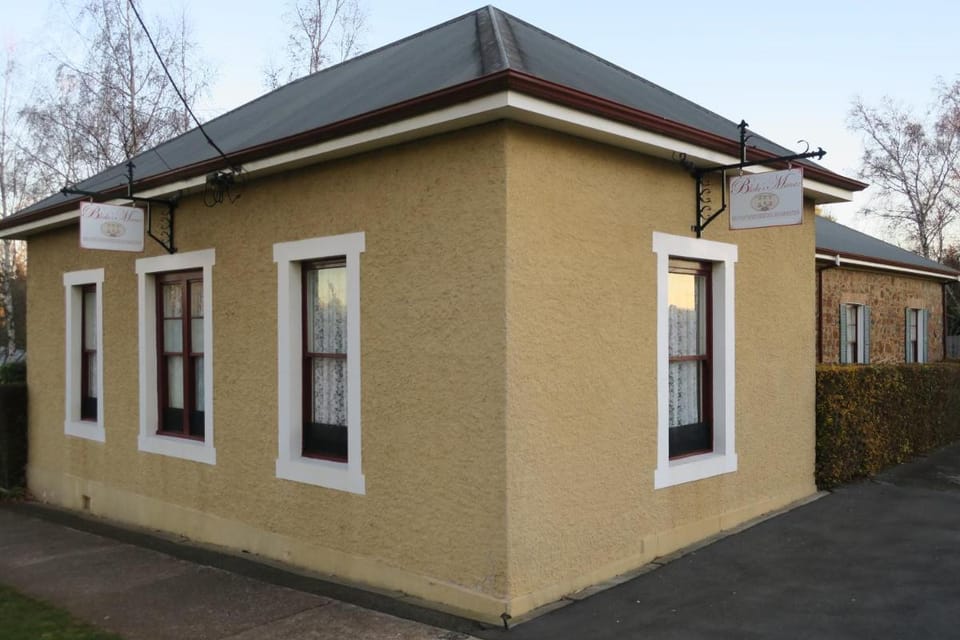 Blakes Manor Self Contained Heritage Accommodation Bed and Breakfast in Deloraine