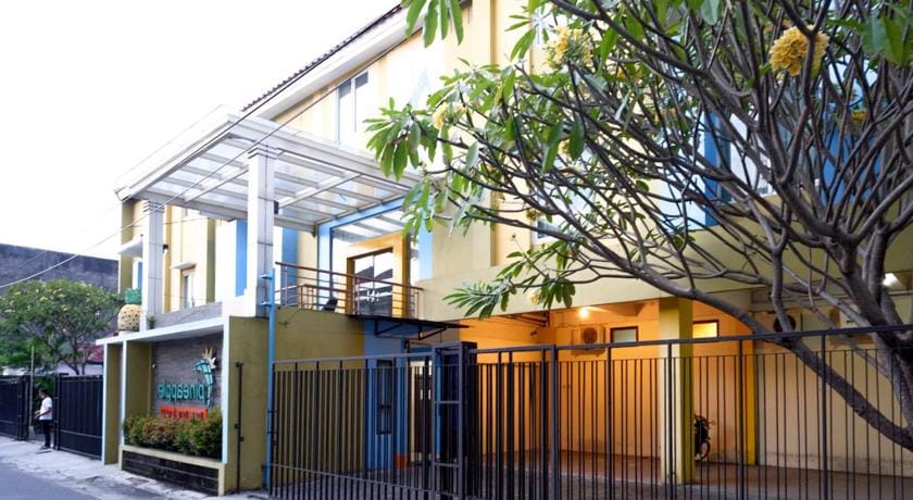 Pineapple Mansion Solo Mitra RedDoorz near RS JIH Solo Bed and Breakfast in Special Region of Yogyakarta