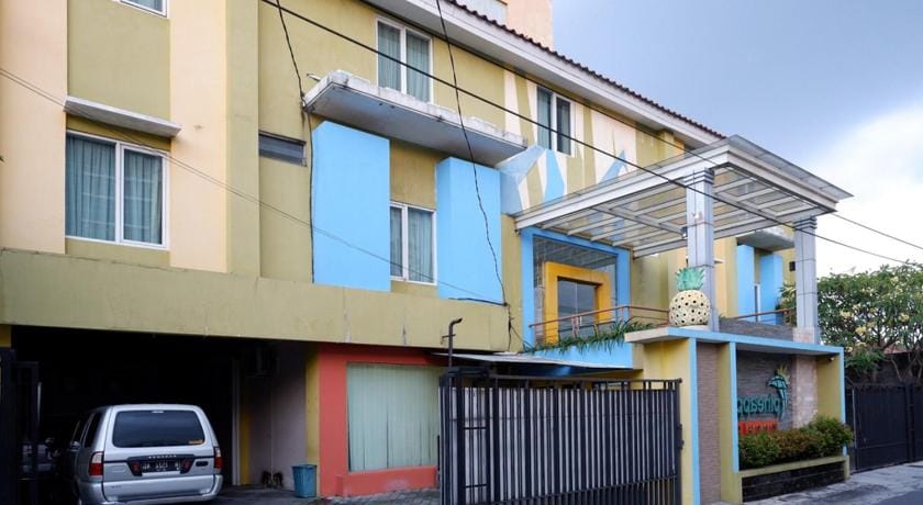 Pineapple Mansion Solo Mitra RedDoorz near RS JIH Solo Bed and Breakfast in Special Region of Yogyakarta