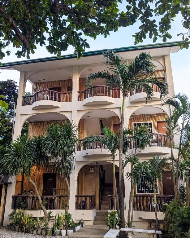 Mendelluke Suites Hotel in Puerto Galera