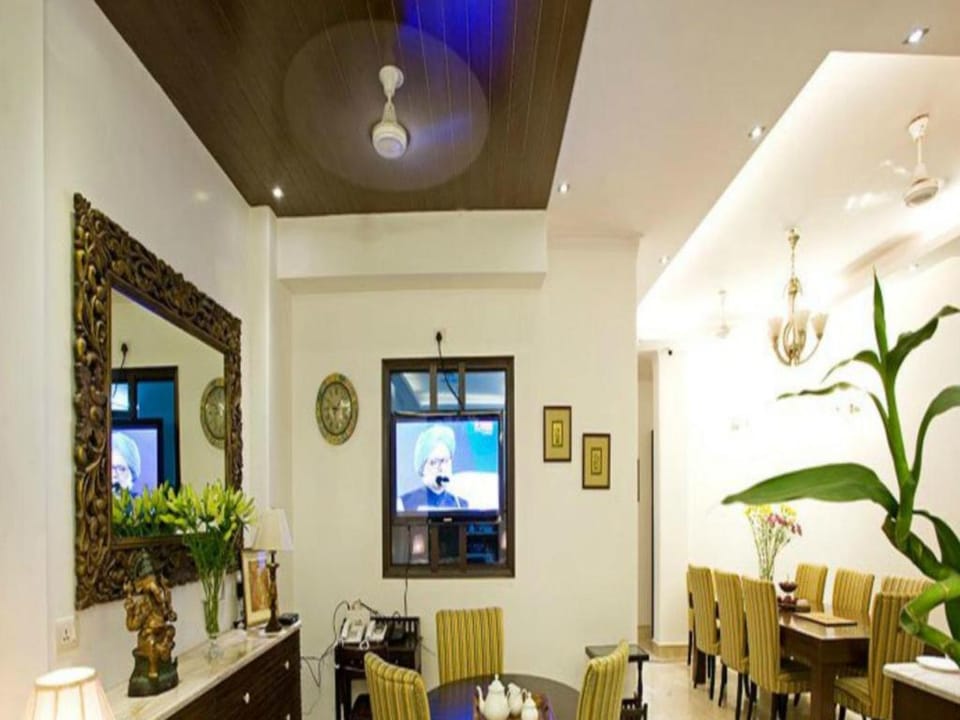 Evergreen Suites Defence Colony Bed and Breakfast in New Delhi