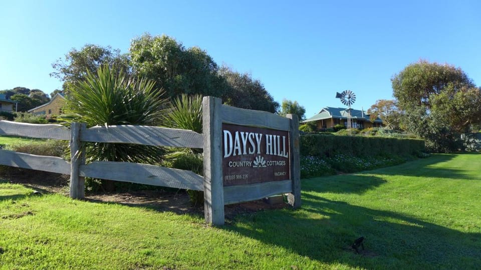 Daysy Hill Country Cottages Lodge in Port Campbell