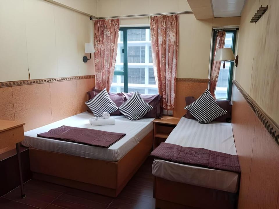 Pay-less Guesthouse (7/F-A9 ) Bed and Breakfast in Hong Kong