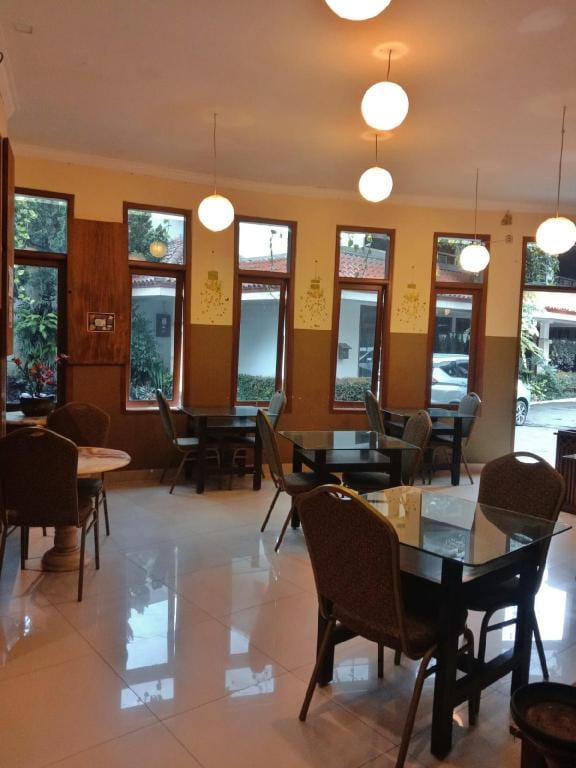 Pilatus Hotel Hotel in Parongpong