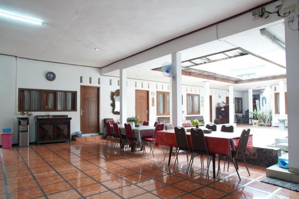 Loesje Guest House Syariah Bed and Breakfast in East Java