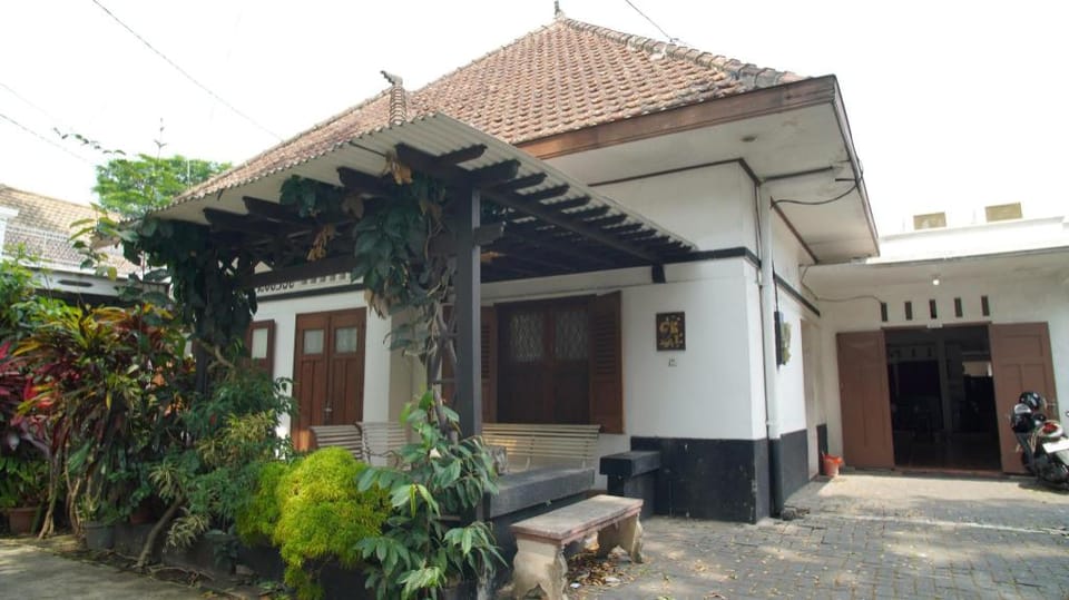 Loesje Guest House Syariah Bed and Breakfast in East Java