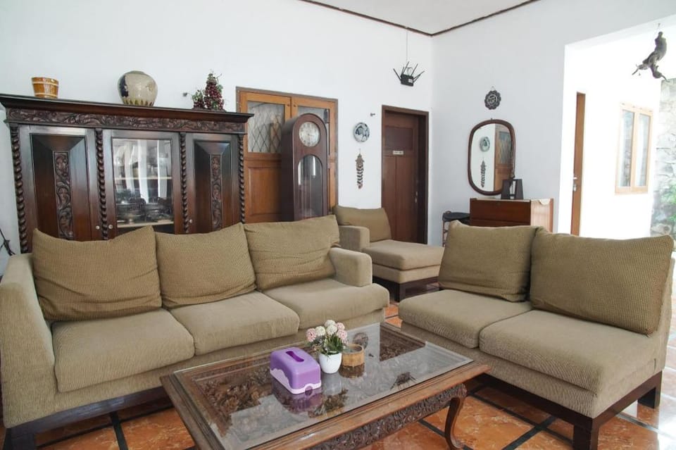 Loesje Guest House Syariah Bed and Breakfast in East Java