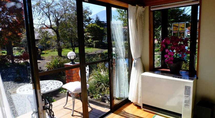 Lake Oshino Villa Ryokan in Shizuoka Prefecture