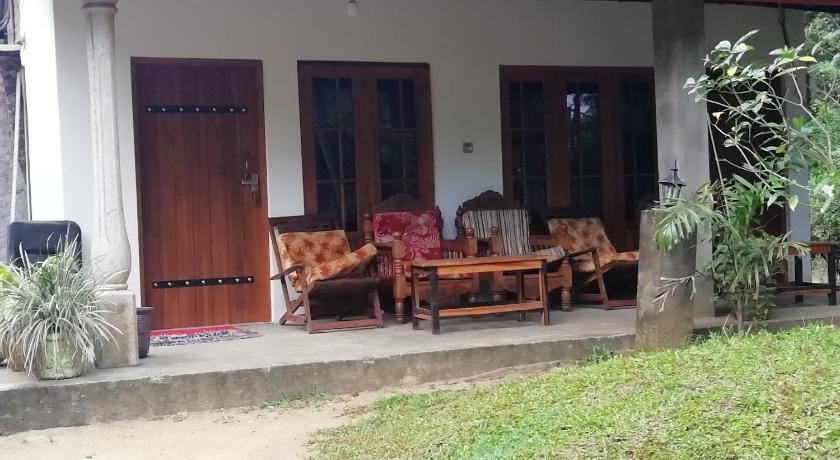 Lak Nilla Guest House Bed and Breakfast in Central Province