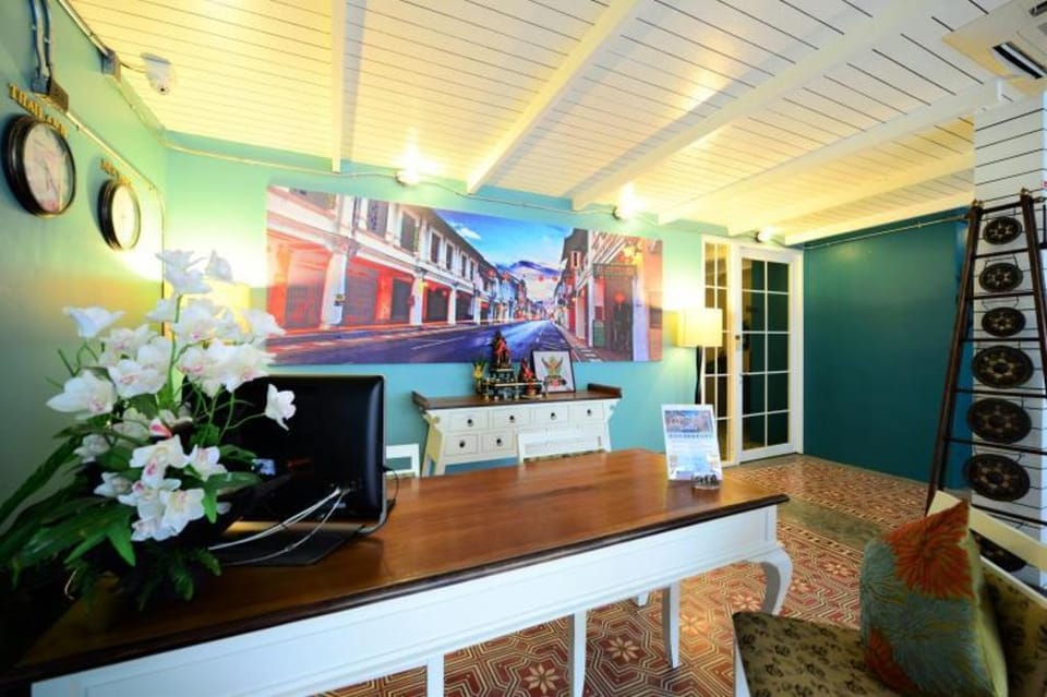 Baan Phuanda Phuket Hotel in Wichit