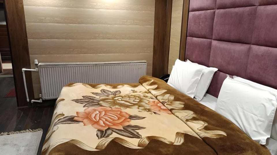 Hotel Zahgeer Continental , Gulmarg Hotel in India