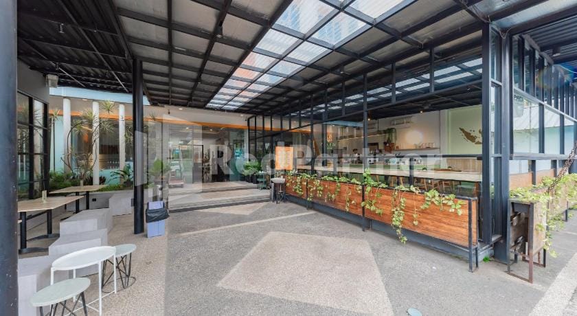 Alqueby Hotel near Kiara Artha Park & Trans Studio Mall Mitra RedDoorz Hotel in Bandung