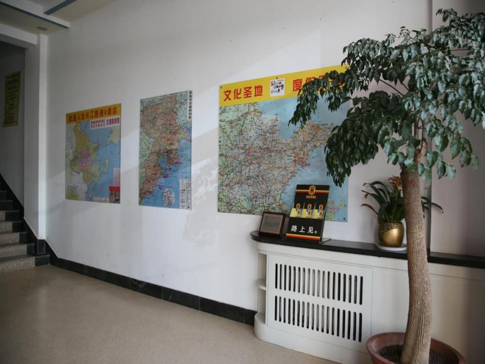 Super 8 Hotel Qingdao Golden Beach Changjiang Road Hotel in Qingdao