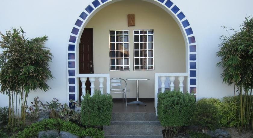 Squares Beachside Apartments Bed and Breakfast in Puerto Galera