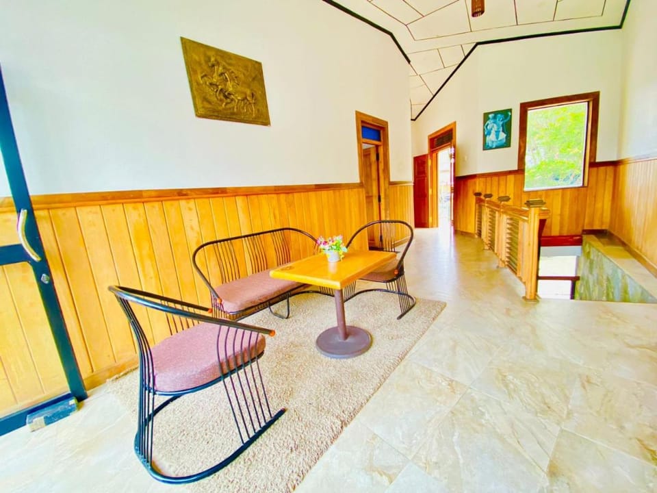 Srilak View Holiday Inn Resort in Central Province