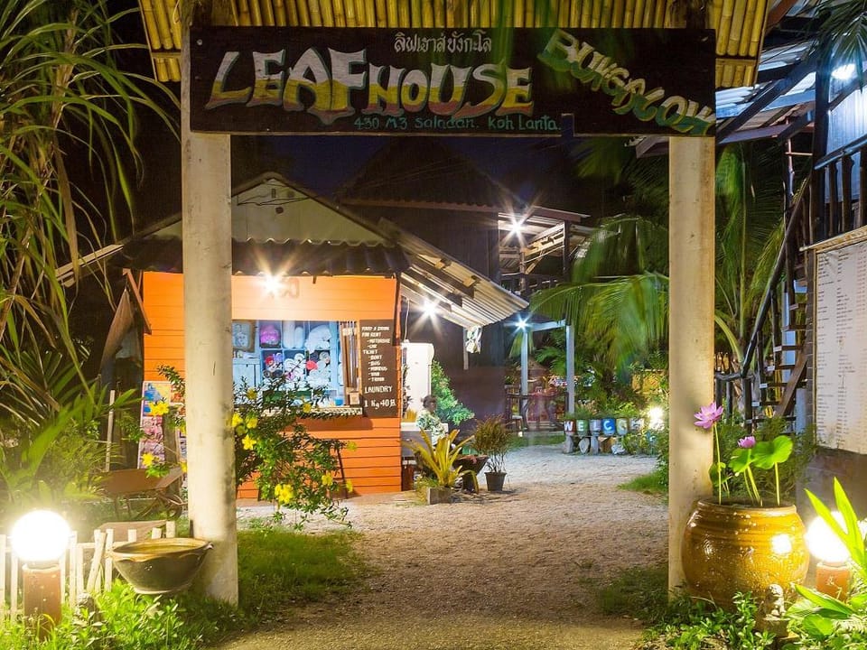 Leaf House Bungalow (SHA Plus) Hotel in Sala Dan