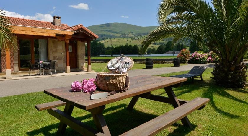 Piscina climatizada y cubierta 365 dias en Casa Rural con Encanto El Puentuco una de las casas mas valoradas de Cantabria Country House in Cantabria