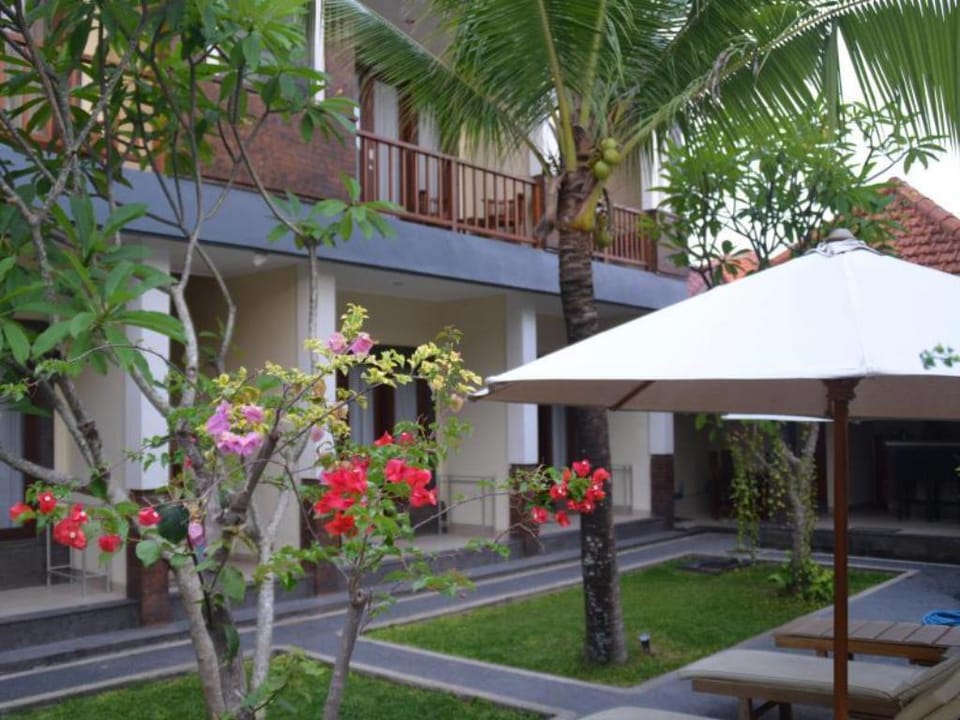 Dabumito Guest House Hotel in North Kuta