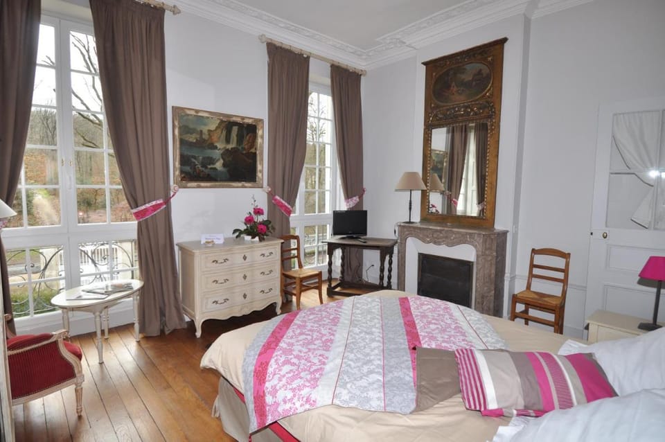 Le Chateau De La Vierge Bed and Breakfast in Île-de-France