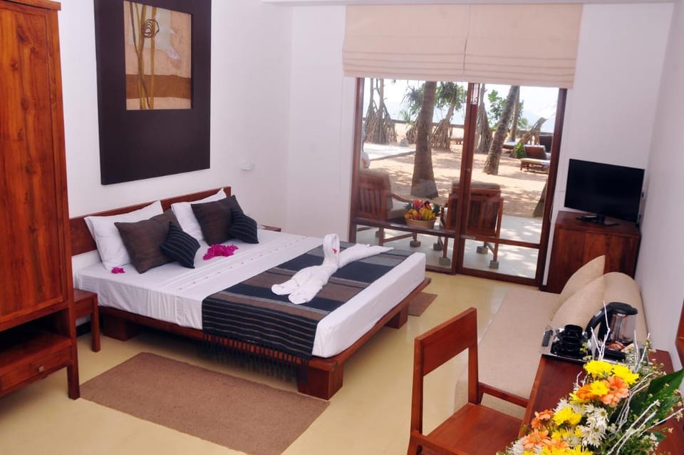 Pandanus Beach Resort & Spa Hotel in Western Province