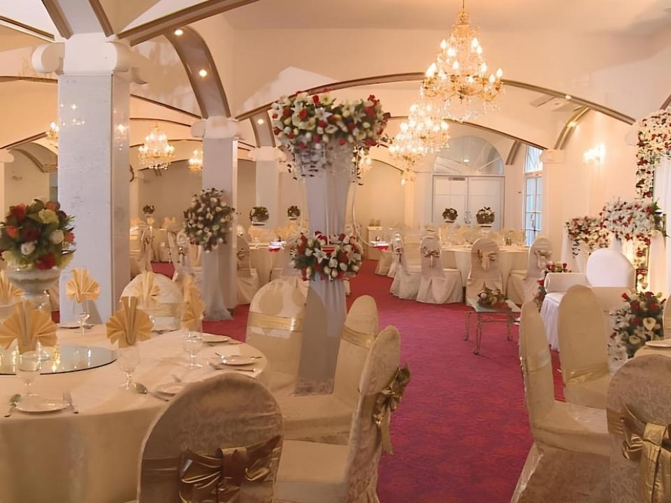 Peradeniya Rest House Hotel in Kandy