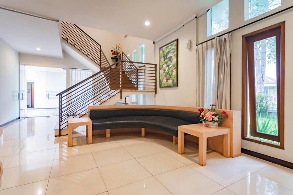 RedDoorz near Lembang Park & Zoo 2 Bed and Breakfast in Parongpong