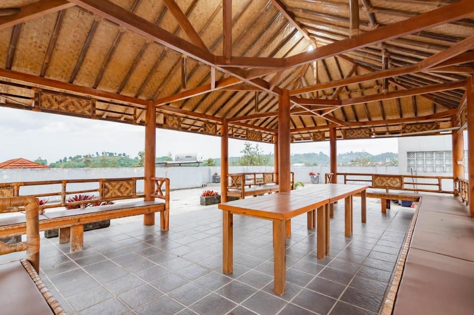 RedDoorz near Lembang Park & Zoo 2 Bed and Breakfast in Parongpong
