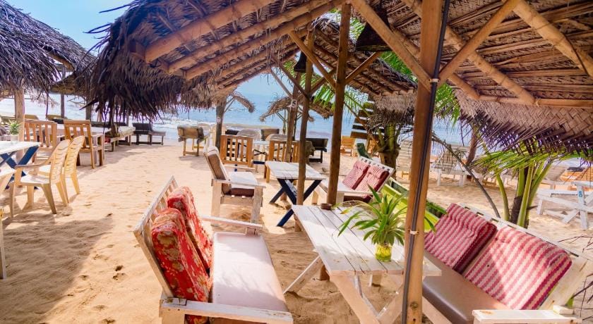 Golden Surfer Beach Hotel Bed and Breakfast in Tangalle