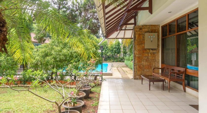 RedDoorz Plus near Kemang Raya Hotel in South Jakarta City