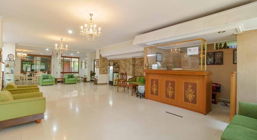 RedDoorz Plus near Kemang Raya Hotel in South Jakarta City