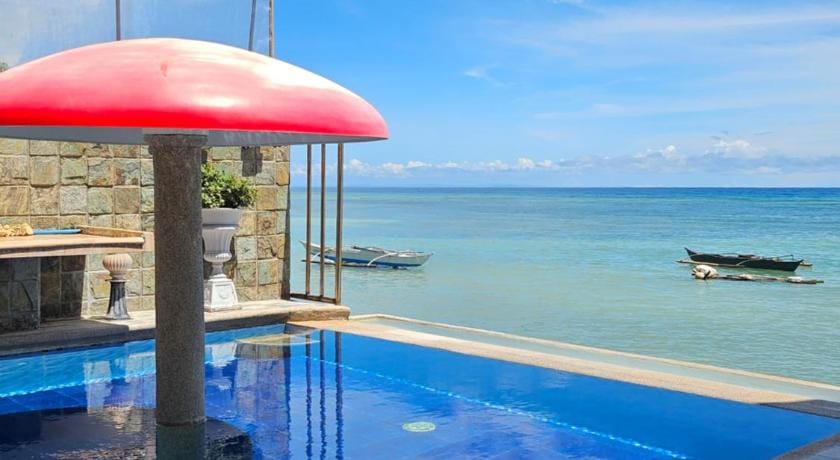 L and M Hearthstones Lodge Hotel in Oslob