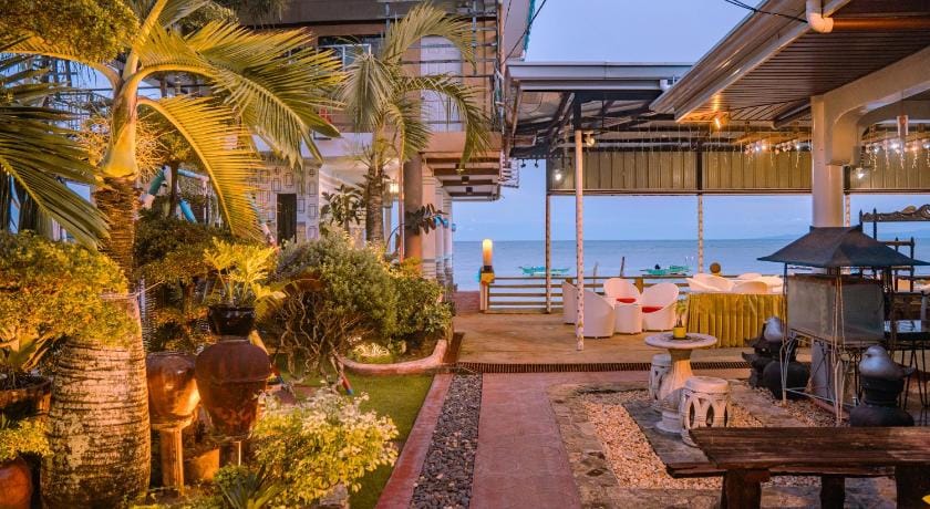 L and M Hearthstones Lodge Hotel in Oslob