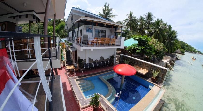 L and M Hearthstones Lodge Hotel in Oslob