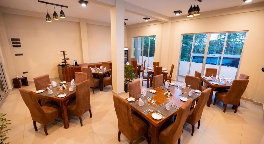 Tharusha Holiday Inn Hotel in Galle