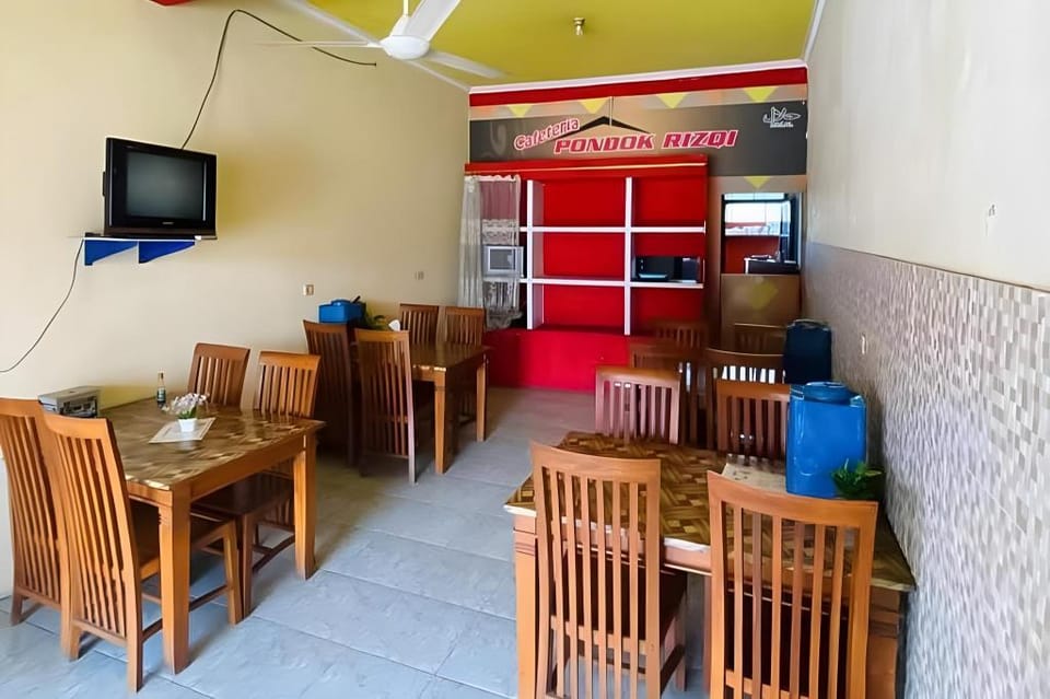 RedDoorz Syariah near T1 Juanda Airport 2 Bed and Breakfast in East Java