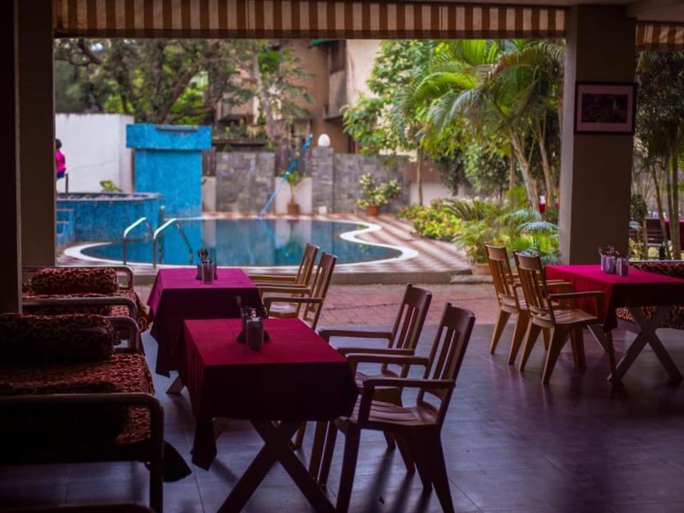 Sunnys Retreat Hotel in Lonavla