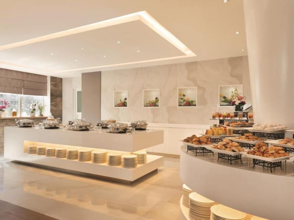 Ramada Abu Dhabi Corniche Hotel in Abu Dhabi