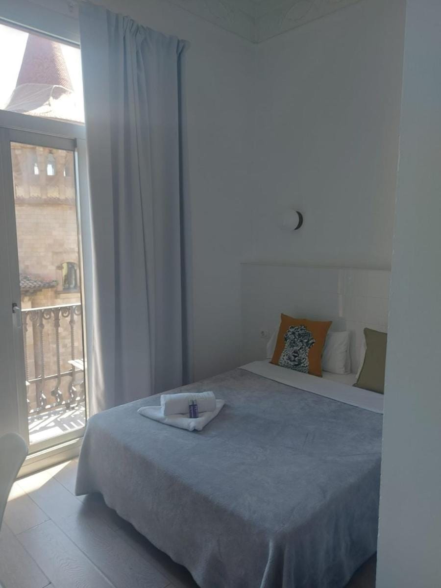 Hostal Argo Bed and Breakfast in Barcelona