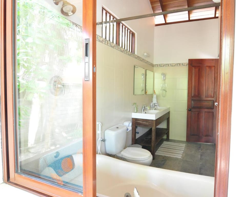 The Waves Beach Chalets Bed and Breakfast in Tangalle