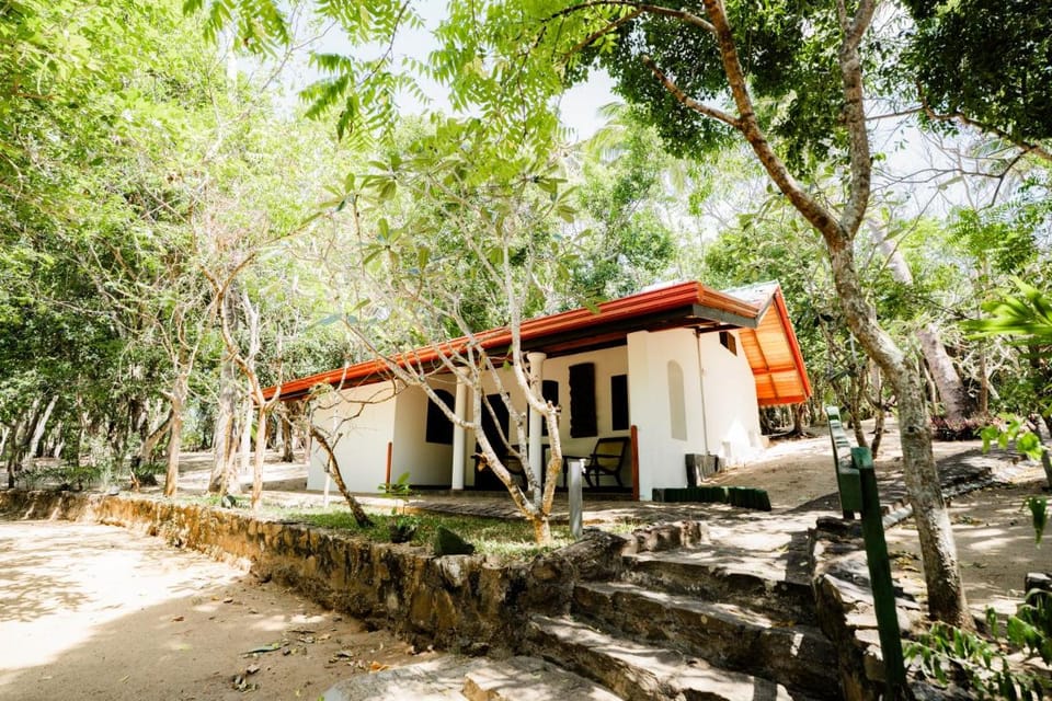 The Waves Beach Chalets Bed and Breakfast in Tangalle