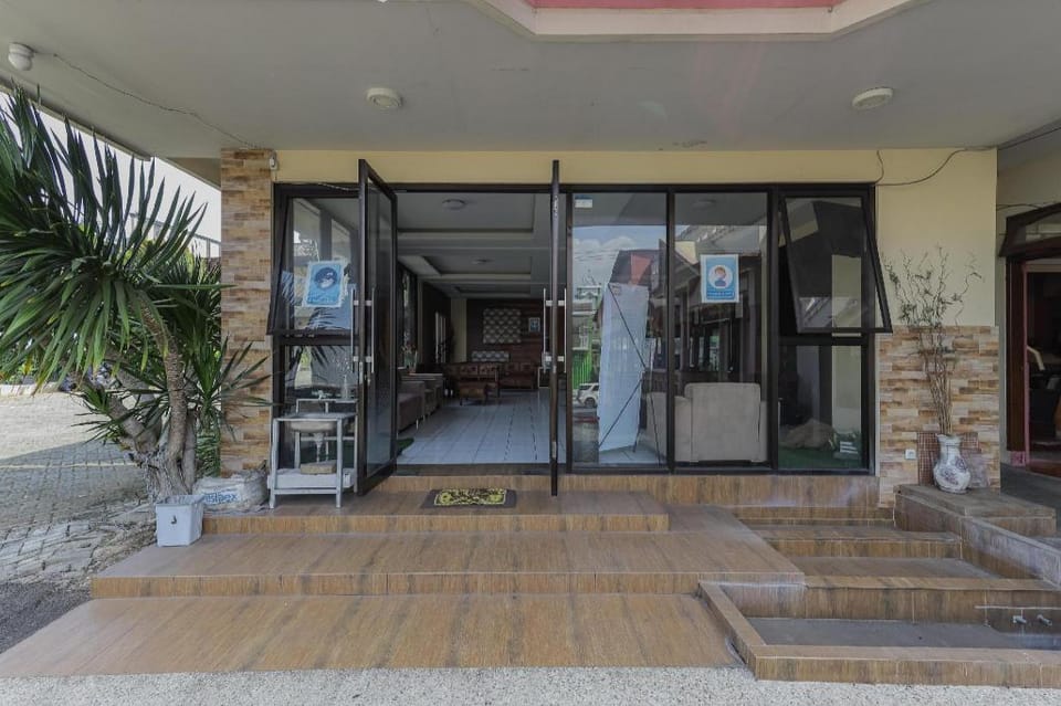RedDoorz Plus near Museum Angkut Batu 4 Hotel in Batu