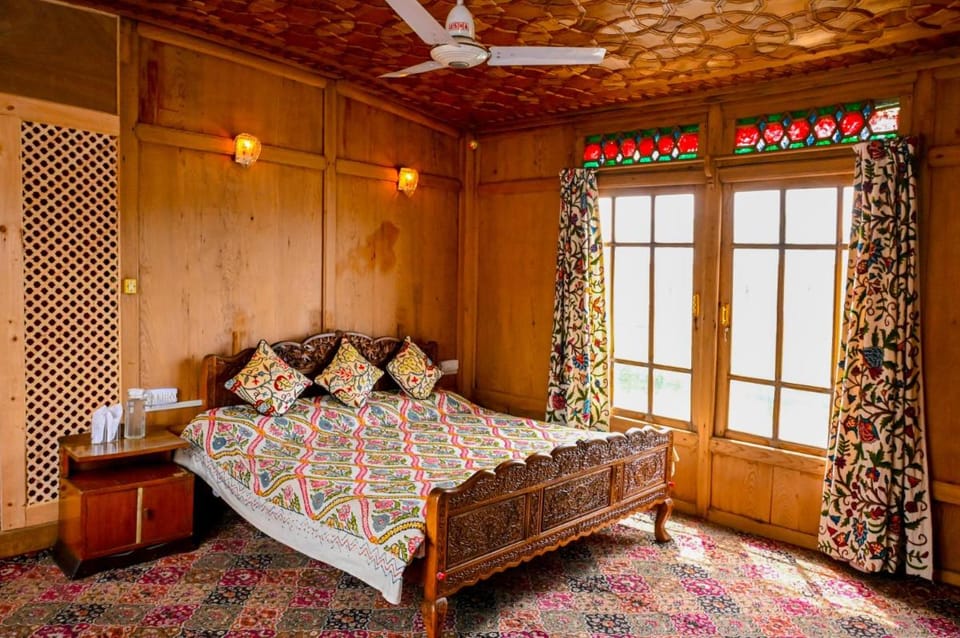 Golden Flower Heritage Houseboats Hotel in India