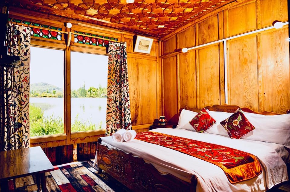 Golden Flower Heritage Houseboats Hotel in India