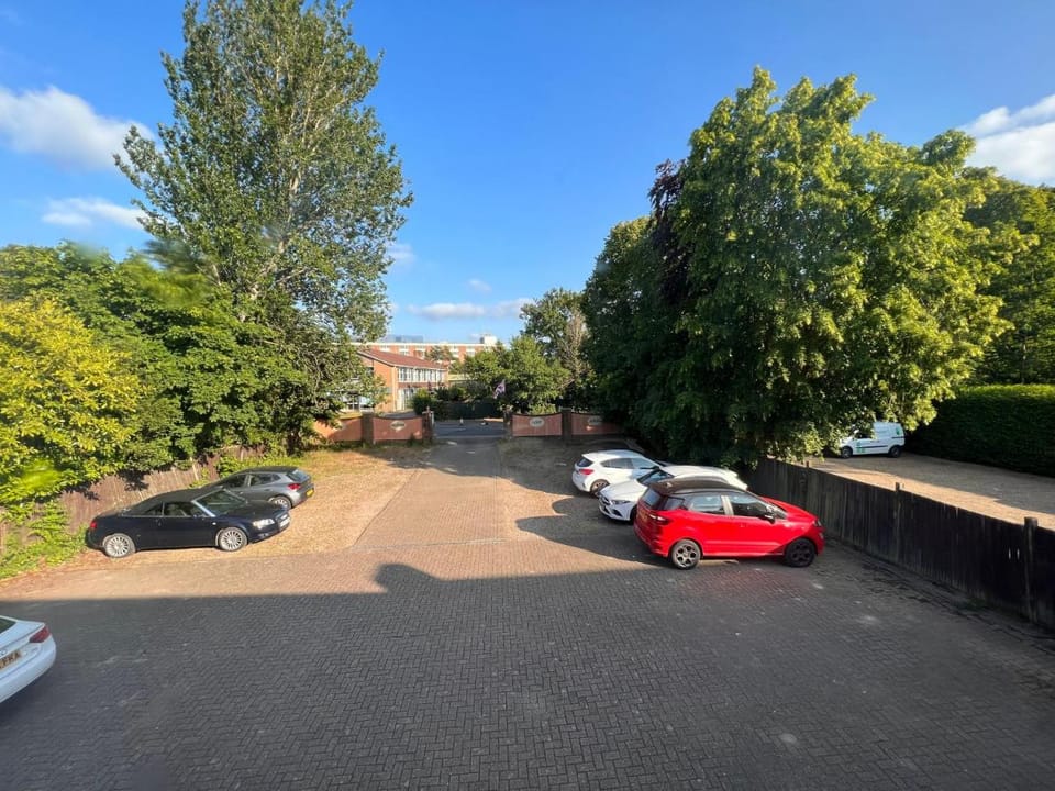 All Seasons Gatwick Guest House & Parking Bed and Breakfast in Horley