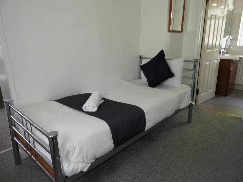 All Seasons Gatwick Guest House & Parking Bed and Breakfast in Horley
