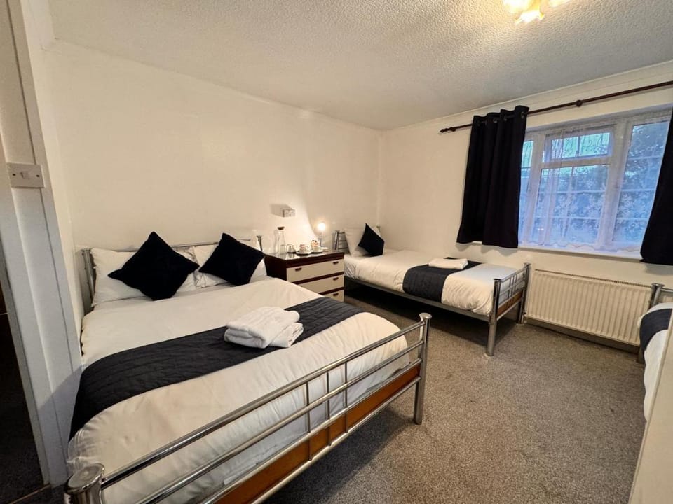 All Seasons Gatwick Guest House & Parking Bed and Breakfast in Horley