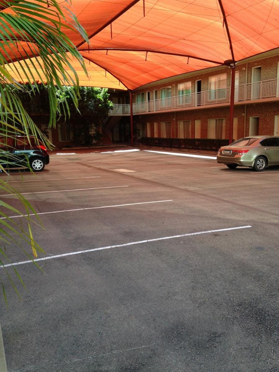 Francis Phillip Motor Inn and The Lodge Motel in Singleton