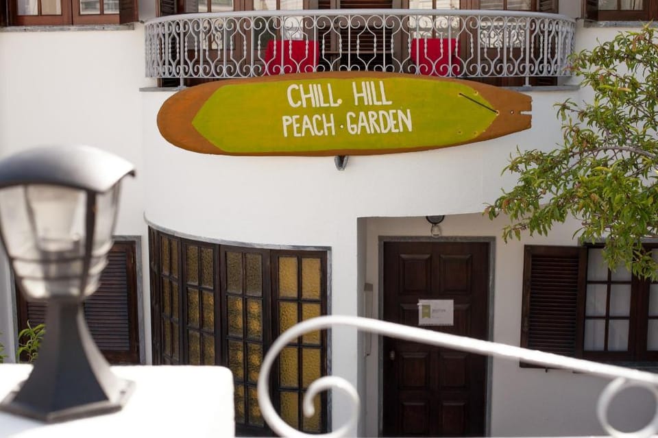 Ericeira Chill Hill Hostel and Private Rooms - Peach Garden Hotel in Ericeira
