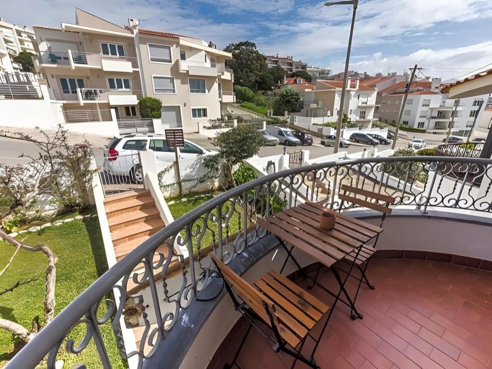 Ericeira Chill Hill Hostel and Private Rooms - Peach Garden Hotel in Ericeira